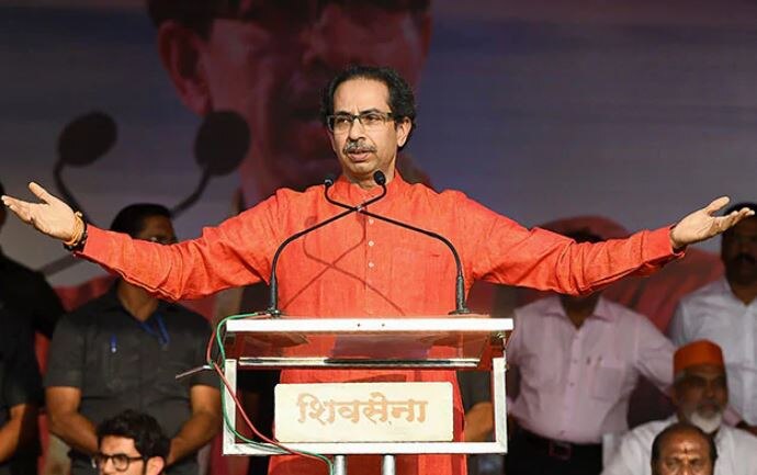 શિવસેનાએ પાર્ટીના મુખપત્ર સામનાના સંપાદકીયમાં સોનવારે દાવો કર્યો કે રાજ્ય હાલના સમયે ઘણા મુદ્દાઓથી ઘેરાયુલું છે. જેમાં દાવો કરવામાં આવ્યો છે કે, ભાજપ સરકારે અહમદનગરમાં ખેડૂતોની દિકરીઓનું આંદોલન તોડવાનો પ્રયાસ કર્યો, ડુંગળીની ખેતી કરતા અને દૂધ ઉત્પાદન કરતા લોકોને પૂરતા પૈસા નથી મળી રહ્યા, શિક્ષકો સરકારી શાળાઓમાં 24000 ખાલી જગ્યાઓ પૂરવાની માંગ કરી રહ્યા છે. તેમાં કહેવામાં આવી રહ્યું છે કે સરકાર પાસે આ કોઈ મુદ્દાઓનું સમાઘાન નથી પરંતુ તેમને રાજ્યમાં 43 લોકસભા બેઠકો જીતવાનો વિશ્વાસ છે. સામનામાં કહેવામાં આવ્યું છે કે રાજકારણને જનતાના મુદ્દાઓ કરતા વધારે મહત્વ આપવામાં આવી રહ્યું છે.