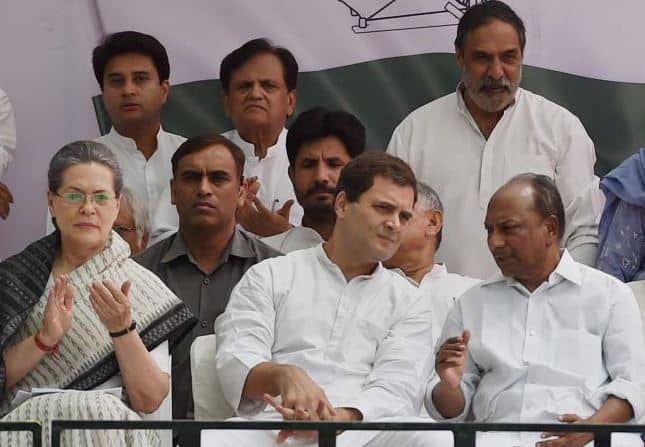 પ્રિયંકા ગાંધીએ કોંગ્રેસના સત્તાવાર ટ્વિટર હેન્ડલ, ભાઇ અને પાર્ટી અધ્યક્ષ રાહુલ ગાંધી, વરિષ્ઠ નેતા અહેમદ પટેલ, રાજસ્થાનના મુખ્યમંત્રી અશોક ગેહલોત, રાજસ્થાનના ઉપ મુખ્યમંત્રી સચિન પાયલટ, પાર્ટી મહાસચિવ જ્યોતિરાદિત્ય સિંધિયા અને કોંગ્રેસના મુખ્ય પ્રવક્તા રણદીપ સુરજેવાલાને ફોલો કર્યા છે.