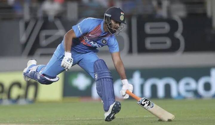 પ્રસાદે કહ્યું કે, નિશ્ચિત રીતે પંત રેસમાં છે. તેણે છેલ્લા એક વર્ષમાં ક્રિકેટના તમામ ફોર્મેટમાં સારો દેખાવ કર્યો છે. અમને લાગ્યું કે તેને પરિપક્વ થવાની જરૂર છે. તેથી અમે ઈન્ડિયા-એની દરેક શક્ય સીરિઝમાં તેને સામેલ કર્યો. 2018માં તેણે વેસ્ટ ઈન્ડિઝ સામે માત્ર 3 વન ડે જ રમી છે પરંતુ ટેસ્ટ ક્રિકેટ અને ઈન્ડિયા એ તરફથી કરેલા પ્રદર્શનની પસંદગીકર્તાએ પણ પ્રશંસા કરી હતી. પંતને ભારતીય ટીમમાં બેટ્સમેન તરીકે સામેલ કરવામાં આવી શકે છે.