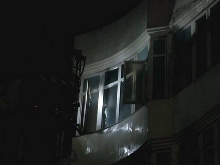 હોટલમાં આગ લાગી જવાને કારણે લોકો જીવ બચાવવા માટે હોટલના ચોથા માળેથી નીચે કૂદી ગયા હતા. મળતા અહેવાલ પ્રમાણે જીવ બચાવવા માટે ચાર લોકો નીચે કૂદી ગયા હતા. ફાયર બ્રિગેડના જણાવ્યા પ્રમાણે 25 લોકોને સલામત રીતે બહાર કાઢ વામાં આવ્યા છે. આગ મંગળવારે સવારે પાંચ વાગ્યે લાગી હતી. આગને કારણે લોકો હોટલ પરથી સસ્તા પર કૂદી ગયા હતા.