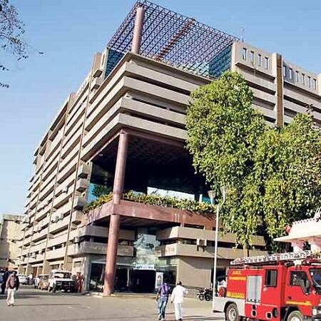 આ ઉપરાંત અમદાવાદની ફોલીસ પીઝાલો, પ્રગતિ ધ રેસ્ટોરાં, યુનિક રેસ્ટોરાં, મયૂર રેસ્ટોરાં, હોટેલ રોયલ લેન્ડમાર્ક, હિના ફુડ્સ, રિયલ રેસ્ટોરાં, હસમુખ માવાવાળા, શ્યામશીખર રેસ્ટોરાં, હૈદરાબાદી બિરયાની અને ભાગ્યોદય રેસ્ટોરાંના નમૂના લેવામાં આવ્યા છે.