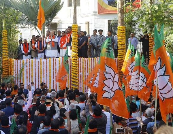 ‘મેરા પરિવાર, ભાજપા પરિવાર’ અભિયાન માટે અમિત શાહ સોમવારે રાતે જ અમદાવાદ આવી ગયા હતાં. આ પહેલા ભાજપે 9મી ફેબ્રુઆરીનાં રોજ કલસ્ટર સમારોહનાં પણ શ્રીગણેશ કર્યાં હતાં. સુરેન્દ્રનગર ખાતે યોજાયેલ સંમેલનમાં સુરેન્દ્રનગર, કચ્છ અને રાજકોટની બેઠક માટે ચર્ચા વિચારણા કરવામાં આવી હતી.