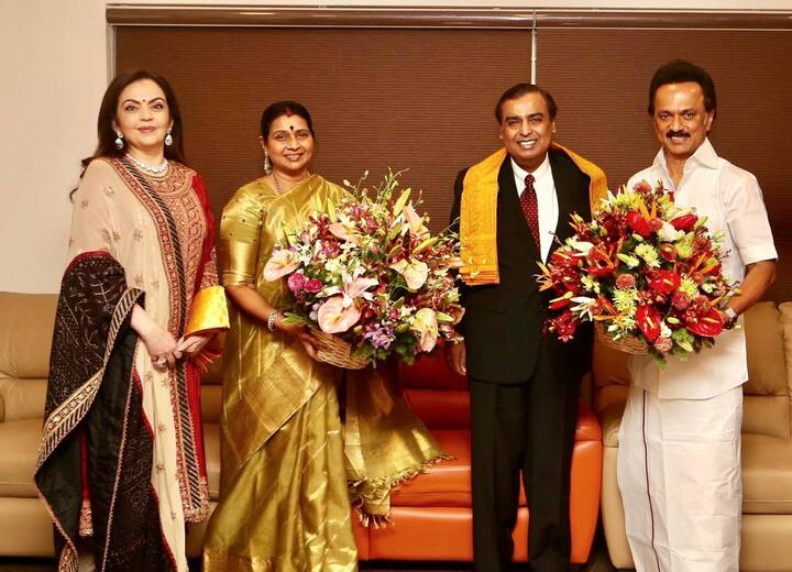 મુંબઈઃ દેશના સૌથી શ્રીમંત ઉદ્યોગપતિ મુકેશ અંબાણીના મોટા દિકરાના લગ્ન થઈ રહ્યા છે. મુંબઈના સિદ્ધિવિનાયક મંદિર ખાતે લગ્નની પ્રથમ કંકોત્રી અર્પણ કર્યા બાદ મુકેશ અંબાણીએ બીજા મહેમાનોને આમંત્રણ આપવાનું શરૂ કર્યું છે. મુકેશ અંબાણી પત્ની નીતા અંબાણી સાથે ચેન્નઈ પહોંચ્યા હતા. જ્યાં તેમણે ડીએમકે અધ્યક્ષ એમ કે સ્ટાલિનને પુત્રના લગ્નનું આમંત્રણ આપ્યું હતું. સ્ટાલિને મુકેશ અંબાણી પરિવાર સાથેની તસવીરો સોશિયલ મીડિયા પર શેર કરી છે. તસવીરો શેર કરતા સ્ટાલિને લખ્યું, રિલાયન્સ ઈન્ડસ્ટ્રીઝ લિમિટેડના ચેરમેન મુકેશ અંબાણીને મળવાનું સૌભાગ્ય.