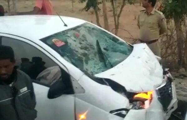 ભત્રીજાની સગાઈ કરવા માટે પરિવારના સભ્યો ગયા હતા જ્યાંથી પરત ફરી રહ્યા હતા તે દરમિયાન આ અકસ્માત સર્જાયો હતો તેવું જાણવા મળ્યું હતું. જોકે આ અકસ્માતમાં એક જ પરિવારના 4નાં મોત નિપજ્યાં હતાં. એક જ પરિવારના ચાર સભ્યોના મોતથી ગામમાં શોકની લાગણી જોવા મળી હતી. 