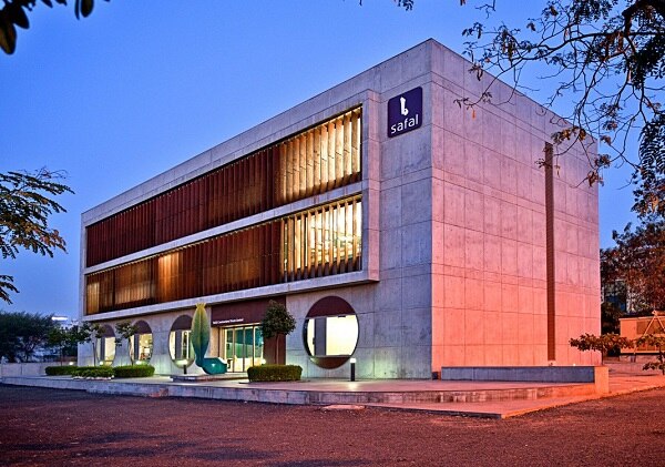 ઈન્કમટેક્ષ વિભાગને બેનામી સંપત્તિ વિશે સચોટ માહિતી મળે ત્યાર બાદ જ આ રીતે દરોડા કરવામાં આવે છે. હાલમાં વિભાગના 15 જેટલા અધિકારીઓ સફલ કન્સ્ટ્રક્શન કંપનીના દસ્તાવોજોની ચકાસણી કરી રહ્યા છે. આ ચકાસણી લાંબો સમય સુધી ચાલશે તેમ જણાવવામાં આવી રહ્યું છે. જોકે હવે કેટલી કરચોરી અને કેટલી બેનામી સંપત્તિ બહાર આવે છે તે તો સમગ્ર દસ્તાવેજ તપાસ પ્રક્રિયા પૂર્ણ થયા બાદ જ બહાર આવશે.