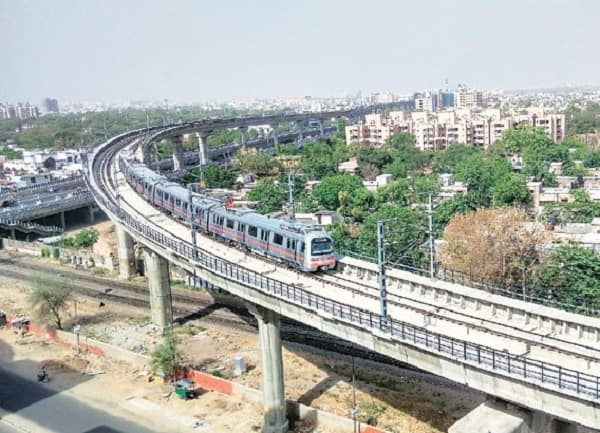 મેટ્રો પ્રોજેક્ટ ફેઝ-2માં ગાંધીનગરના મોટાભાગના એજ્યુકેશન ઈન્સ્ટિટ્યૂટને જોડતાં સ્ટેશનનો સમાવેશ કરવામાં આવશે. જેનાથી મેટ્રો ફેઝ-2નો સૌથી વધુ લાભ વિદ્યાર્થીઓને થશે. 5,523 કરોડના ખર્ચે તૈયાર કરવામાં આવનાર મેટ્રો ફેઝ-2માં 28.5 કિલોમીટરનું અંતર રહેશે. જેમાં આશરે 20 જેટલા સ્ટેશનનો સમાવેશ કરવામાં આવશે.