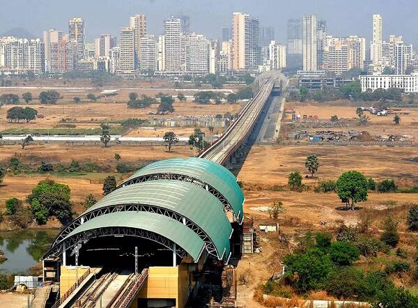 અમદાવાદ મેટ્રો રેલના ટ્રાયલ રનની સાથે અન્ય કામ પણ પૂરજોશમાં ચાલી રહ્યું છે. અંડરગ્રાઉન્ડ મેટ્રો રેલની 6 કિલોમીટર ટનલનું કામ પૂર્ણ થઈ ગયું છે. આ માટે ચાર ટનલ બોરિંગ મશીન કામે લગાવી દેવામાં આવ્યા છે. 26 કિલોમીટરની વાયરડગ પૈકી 9 કિલોમીટર બની ગયું છે. વસ્ત્રાલ એપરલ પાર્કથી લઈને કાલુપુર સુધી 95 ટકા કામ પૂર્ણ થઈ ગયું છે અને ઘીકાંટાથી લઈને કાલુપુર સુધીનું પણ 80 ટકા કામ પૂર્ણ થઈ ગયું છે. 