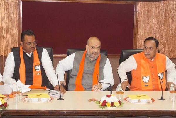 અમદાવાદ: અમદાવાદ સર્કિટ હાઉસ ખાતે ભાજપની મહત્વની બેઠક યોજાઈ હતી. રાષ્ટ્રીય અધ્યક્ષ અમિત શાહની અધ્યક્ષતામાં બેઠક યોજાઈ હતી. બેઠકમાં મુખ્યમંત્રી વિજય રૂપાણી, પ્રદેશ અધ્યક્ષ જીતુ વાધાણી, કેન્દ્રીય મંત્રી મનસુખ માંડવિયા અને પુરૂષોતમ રૂપાલા બેઠકમાં હાજર રહ્યાં હતા. સીએમ સાથે 20 મિનિટ સુધી બંધ બારણે બેઠક યોજાઈ હતી.