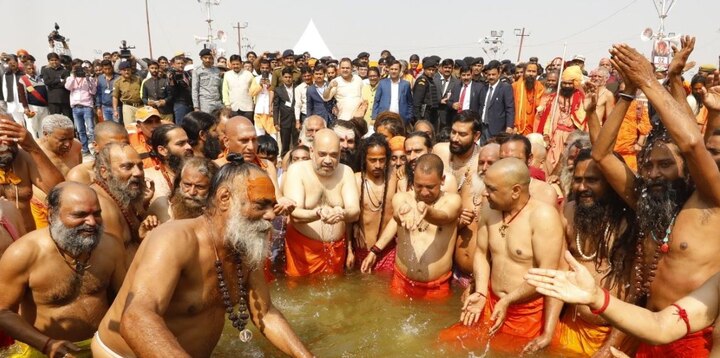 BJP president amit shah takes holy dip at Prayagraj અમિત શાહે કર્યું કુંભ સ્નાન, યોગી આદિત્યનાથ પણ રહ્યા હાજર, જુઓ તસવીરો