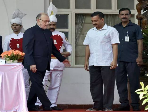 LG V Kejriwal SC refers to issue to a larger bench કેજરીવાલને સુપ્રીમનો ઝટકો, ACBનો કંટ્રોલ LGને મળ્યો