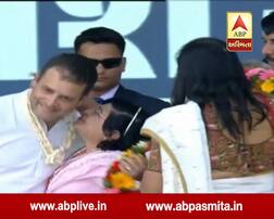 ધરમપુરઃ સ્ટેજ પર રાહુલ ગાંધીને કિસ કરનાર આ મહિલા કોણ છે? જાણો વિગત