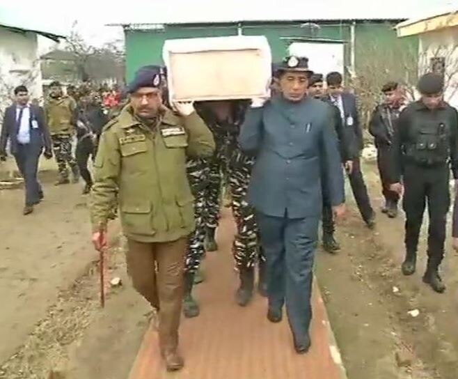 Home Minister rajnathsingh lend a shoulder to mortal remains of a CRPF soldier in Budgam કાશ્મીરઃ ગૃહમંત્રી રાજનાથસિંહે શહીદ જવાનોને આપી કાંધ, 'વીર જવાન અમર રહો'ના લાગ્યા નારા