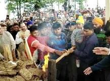 પુલવામા હુમલોઃ અઢી વર્ષના બાળકે શહીદ પિતાને આપી મુખાગ્નિ, લોકોએ લગાવ્યા પાકિસ્તાન મુર્દાબાદના નારા