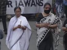 કોલકાતામાં કેન્ડલ માર્ચ યોજી શહીદોને શ્રદ્ધાંજલી, CM મમતા બેનર્જી થયા સામેલ