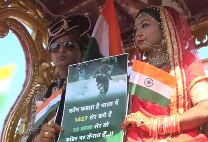 Pulwama Attack Vadodara’s couple took out a procession ahead of marriage to pay tribute crpf martyr પુલવામા હુમલોઃ વડોદરામાં વરઘોડામાં વાગ્યા દેશ ભક્તિના ગીતો, વર-વધૂ જોવા મળ્યા તિરંગા સાથે