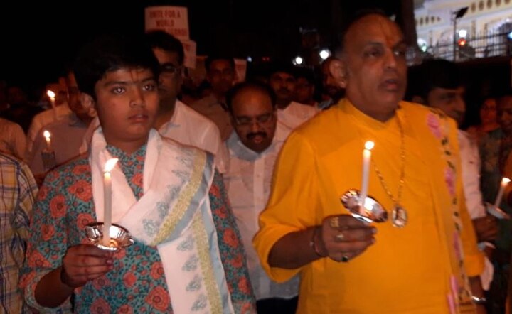 Pulwama Terrorist Attack: candle march held in presence of Dwarkeshlalji Maharajshree at Kandivali Mumbai પુલવામા હુમલોઃ મુંબઈમાં વૈષ્ણવાચાર્ય દ્વારકેશલાલજી મહારાજશ્રીની અધ્યક્ષતામાં કેન્ડલ માર્ચ યોજાઈ