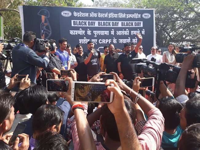 film and tv employees to protest against pulwama attack observed black day આતંકી હુમલાના વિરોધમાં બોલિવૂડે કર્યો મોટો નિર્ણય, જાણો વિગતે