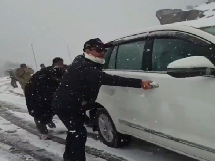 The Kiren Rijiju started to push the car into snow in Kashmir મોદી સરકારના કયા મંત્રી બરફમાં ફસાયેલી કારને જાતે ધક્કો મારવા લાગ્યા, જુઓ આ રહ્યો વીડિયો