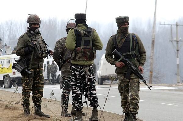 ઉલ્લેખનીય છે કે 14 ફેબ્રુઆરીએ પુલવામામાં સીઆરપીએફના કાફલા પર આતંકી હુમલો થયો હતો. આ હુમલામાં સીઆરપીએફના 40 જવાન શહીદ થયા હતા. આ ઘટના બાદ દેશભરમાં પાકિસ્તાનને લઈ રોષ ફાટી નીકળ્યો છે. આ હુમલાની જવાબદારી આતંકી સંગઠન જૈશ-એ-મોહમ્મદ એ લીધી છે.