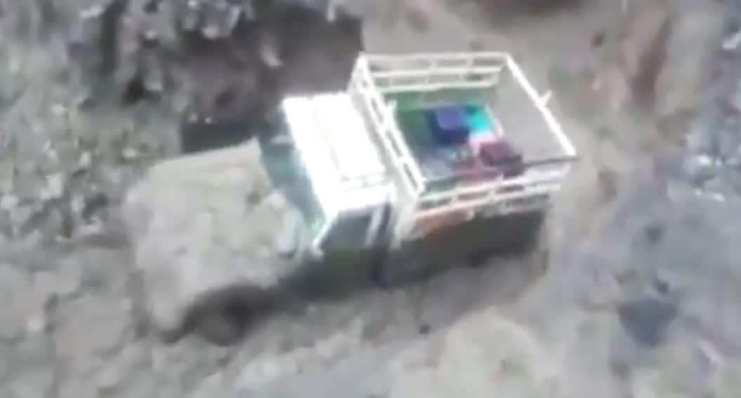 Kullu due to land slide vehicle falls into gorge after heavy rain કુલુમાં ભારે વરસાદ બાદ જમીન ધસી પડી, રમકડાંની જેમ પાણીમાં વહી ગઈ જીપ, જુઓ VIDEO
