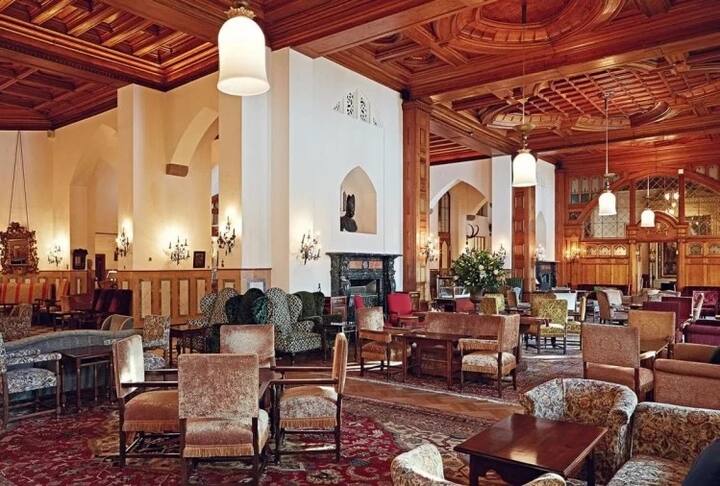 અહીં ભારતીય મ્યૂઝિક પર્ફોર્મન્સ બાદ પિટર પેન આઈસ શો થકી લોકોનું મનોરંજન કરવામાં આવશે. આ ઉપરાંત 10 મિનિટનો ડ્રોન શો પણ જોવા મળશે જે મહેમાનોએ પહેલા ક્યારેય નહીં જોયો હોય. સોમવારે પણ આ જ રીતે પાર્ટી આગળ વધશે. જોકે બીજા ડ્રોન શો કે સ્કેટિંગ પાર્ટીનો ભાગ નહીં હોય. બીજા દિવસે 12.30થી4 લંચ અને સાંજે 6-8માં માર્કેટ-મેળો મહેમાનો માટે ખુલ્લો મુકાશે. જાણીતા અમેરિકન પોપ રોક બેન્ડ મરૂન સોમવારે પર્ફોમ કરી શકે છે.