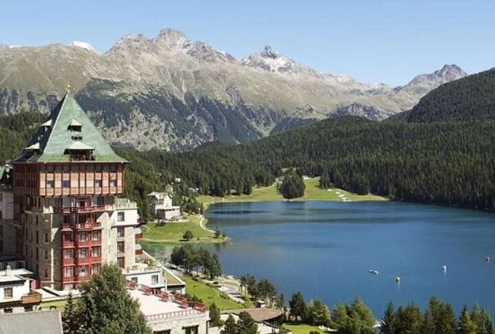 રિપોર્ટ્સમાં સામે આવ્યું છે કે, આકાશ અંબાણી સેંટ મોરિટ્ઝમાં પોતાની ગ્રાન્ડ બેચલર પાર્ટી આપી રહ્યો છે, પાર્ટી રવિવાર અને સોમવારે યોજાશે. બોલિવૂ઼ડથી લઈ તમામ જાણીતી હસ્તીઓ મહેમાન તરીકે સામેલ થશે. મુકેશ અંબાણીના દીકરાની પ્રિ-વેડિંગ પાર્ટીમાં 500 મહેમાનોને આમંત્રણ આપવામાં આવ્યું છે, જેમાંથી કરન જોહર તો પહેલાથી જ સેંટ મોરિટ્ઝમાં છે. બોલીવૂડ એક્ટર રણબિર કપૂર પણ પાર્ટીમાં સામેલ થશે. અમુક અહેવાલ અનુસાર પ્રિયંકા ચોપરા પણ પાર્ટીમાં સામેલ થઈ શકે છે.