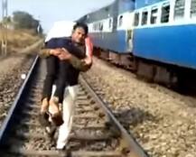 ટ્રેનમાંથી પડીને ઘાયલ થયેલા યુવકનો જીવ બચાવવા એમ્બ્યુલન્સની રાહ જોયા વગર ખભે ઉંચકીને બે કિમી દોડ્યો પોલીસ જવાન, Video