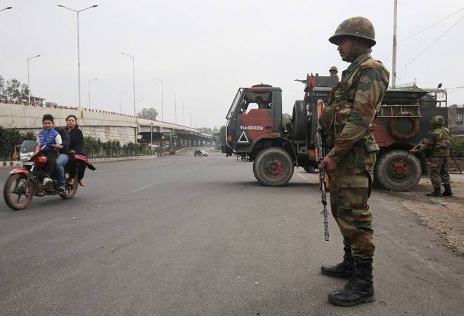 Tensions escalate in Kashmir Valley ahead of Article 35A hearing કલમ 35A પર સુનાવણી અગાઉ કાશ્મીર ઘાટીમાં તણાવ, અનાજ-દવાનો સ્ટોક કરવાનો આદેશ