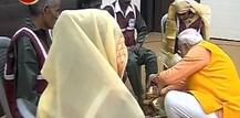 PM મોદીએ પ્રયાગરાજમાં સફાઈ કર્મચારીઓના ધોયા પગ, જુઓ Video