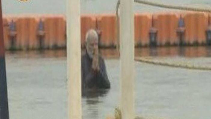 PM Narendra Modi takes holy dip at Kumbh and performs pooja at Sangam ghat PM મોદીએ કુંભમાં લગાવી આસ્થાની ડૂબકી, પવિત્ર સંગમ પર કરી પૂજા, જુઓ તસવીરો