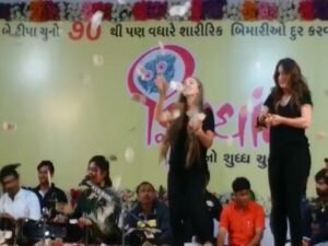 સુરત: ઉર્વશી રાદડિયાના ડાયરામાં બે વિદેશી ગોરીએ ઉડાવ્યા રૂપિયા, તસવીરોમાં જુઓ કેવી રીતે માણી મજા