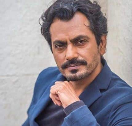 Actor Nawazuddin Siddiqui Dragged From Nack By Fans For Selfi સેલ્ફી લેવાના ચક્કરમાં ફેન્સે નવાઝુદ્દીન સિદ્દીકીનો કોલર પકડ્યો, વીડિયો વાયરલ