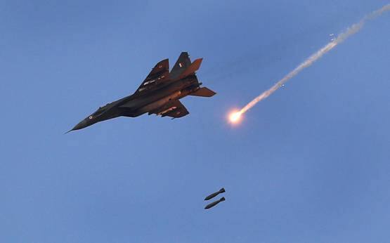 પાકિસ્તાનના રક્ષા વિશેષજ્ઞ કમર ચીમાએ કહ્યું કે, હાલમાં આપણે પણ પાકિસ્તાન સરકારના સત્તાવાર નિવેદનની રાહ જોવી જોઇએ. તેમને કહ્યું કે, ભારતીય સરકાર ચૂંટણીને જોઇએ આ પ્રકારનો માહોલ બનાવી રહી છે.