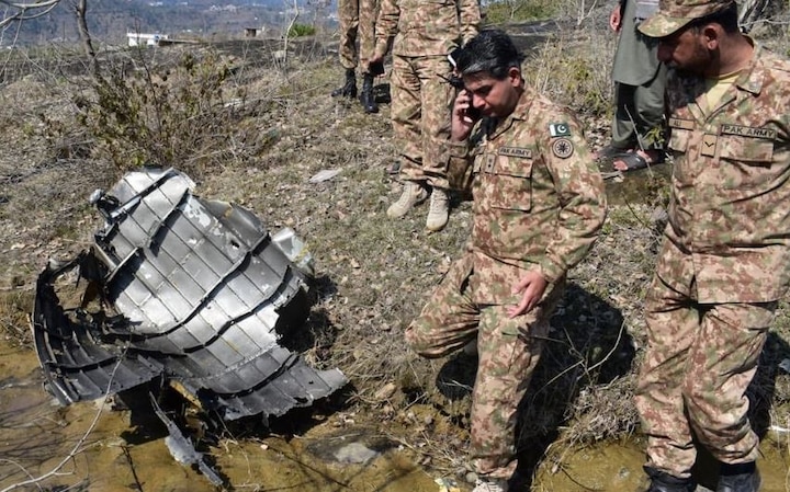 Picture of portion of downed Pakistani Air Force jet F16 from POK ભારતે તોડી પાડેલા પાકિસ્તાનના વિમાનનો કાટમાળ POKમાંથી મળ્યો, જુઓ તસવીર