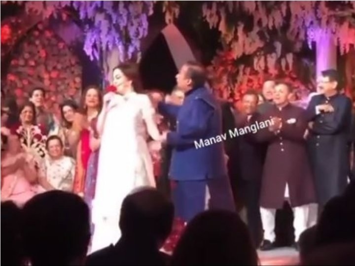 Akash Ambani and Shloka Mehta’s pre-wedding celebration: Mukesh Ambani dances with wife Nita Ambani આકાશ-શ્લોકાના પ્રી-વેડિંગ સેલિબ્રેશનમાં મુકેશ અંબાણીએ પત્ની નીતા સાથે કર્યો ડાન્સ