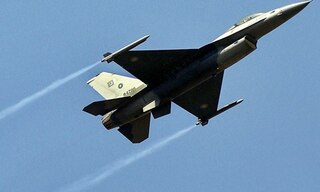 pakistani f 16 pilot was mistaken to be an indian lynched by his own report પાકિસ્તાની પાયલટને ભારતીય સમજીને પાકિસ્તાનીઓએ જ મારી નાંખ્યો, ઉડાવી રહ્યો હતો F-16