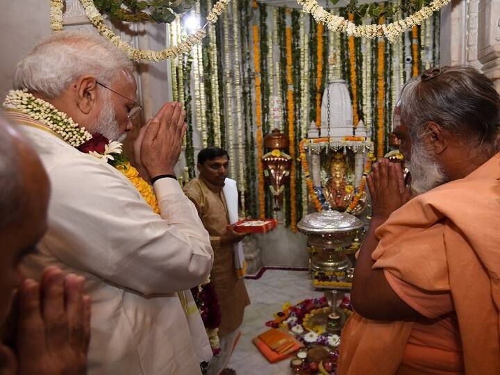 ગાંધીનગર: પ્રધાનમંત્રી નરેન્દ્ર મોદી હાલ ગુજરાતના પ્રવાસે છે, ત્યારે શિવરાત્રિના દિવસે જ રાત્રી રોકાણ પહેલાં ગાંધીનગર નજીક આવેલા ધોળેશ્વર મહાદેવના દર્શન કરી પૂજા-અર્ચના કર્યા બાદ રાયસણ ખાતે માતા હીરાબાને મળવા પહોંચ્યા હતાં. નરેન્દ્ર મોદી માતાને મળવાં આવી પહોંચતાં આસપાસના લોકો જોવા માટે ઘરની બહાર આવી ગયા હતાં. 