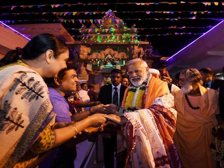 નરેન્દ્ર મોદીએ મહાશિવરાત્રીના પાવન પર્વે ગાંધીનગરના પાદરે આવેલા પુરાણ પ્રસિદ્ધ ધોળેશ્વર મહાદેવ મંદિરમાં પૂજા-અર્ચના કરી હતી. ગુજરાતની મુલાકાતે આવેલ નરેન્દ્ર મોદી જામનગર, જાસપુર, વસ્ત્રાલ અને સિવિલ હોસ્પિટલ સંકુલ, અમદાવાદના કાર્યક્રમો બાદ ગાંધીનગર પધાર્યાં હતા. મહાશિવરાત્રીના પાવન પર્વે ગાંધીનગર પધારતાં નરેન્દ્ર મોદી ભગવાન શિવજીની પૂજા-અર્ચના કરવા ધોળેશ્વર મહાદેવ મંદિર ગયા હતા.