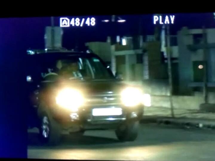 ગાંધીનગરના પાદરે આવેલ ધોળેશ્વર મહાદેવ મંદિર પૌરાણિક છે. શિવપુરાણમાં પણ ધોળેશ્વર મહાદેવ મંદિરનો ઉલ્લેખ હોવાનું મનાય છે. નરેન્દ્ર મોદીએ ધોળેશ્વર મંદિરમાં મહાદેવના દર્શન-અર્ચન કરીને પુષ્પ-જળાભિષેક કર્યો હતો.