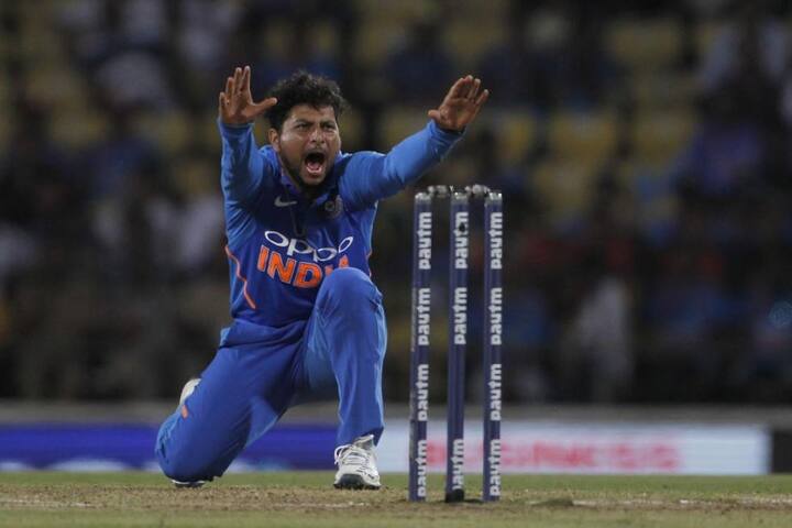 કુલદીપ યાદવઃ ચાઇનામેન કુલદીપ યાદવે 10 ઓવરમાં 54 રન આપી 3 વિકેટ લીધી હતી. ઓસ્ટ્રેલિયાના ઓપનરોએ 14.2 ઓવરમાં 83 રનની ભાગીદારી કરી હતી ત્યારે જ ત્રાટકીને એરોન ફિંચને આઉટ કર્યો હતો. જે બાદ ટી20 શ્રેણીમાં ભારરતને ભારે પડેલા મેક્સવેલને શાનદાર બોલમાં બોલ્ડ કર્યો હતો. સ્ટોયનિસ અને એલેક્સ કેરી ઓસ્ટ્રેલિયાને જીત નજીક પહોંચાડી રહ્યા હતા ત્યારે કેરીને 22 રને બોલ્ડ કર્યો હતો.