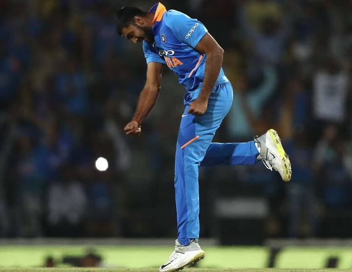 વિજય શંકરઃ 75 રનમાં ભારતની 3 વિકેટ પડી ગઈ હતી ત્યારે વિજય શંકરે મેદાન પર આવીને 41 બોલમાં 46 રનની ઈનિંગ રમી હતી. આ ઉપરાંત અંતિમ ઓવરમાં ઓસ્ટ્રેલિયાને જીતવા 11 રનની જરૂર હતી ત્યારે 2 રન આપીને 2 વિકેટ ઝડપી હતી.