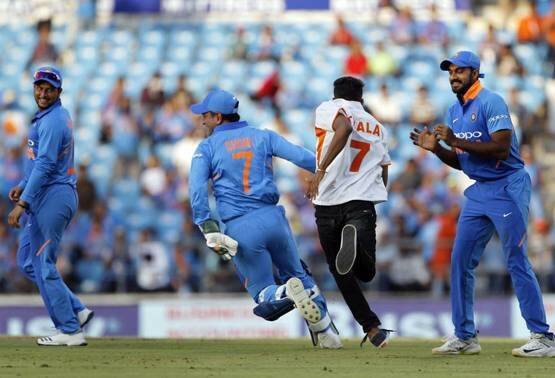 INDvAUS: નાગપુરમાં ધોનીને ગળે લગાવવા મેદાનમાં ઘૂસ્યો ફેન, માહીએ દોડાવ્યા બાદ શું કર્યું, જુઓ Video INDvAUS: Dhoni chased by fan in Nagpur one day INDvAUS: નાગપુરમાં ધોનીને ગળે લગાવવા મેદાનમાં ઘૂસ્યો ફેન, માહીએ દોડાવ્યા બાદ શું કર્યું, જુઓ Video