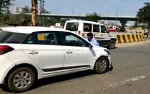 Video: કારના બોનેટ પર લટકતો રહ્યો યુવક અને ચાલકે દોડાવી કાર, જાણો પછી શું થયું....