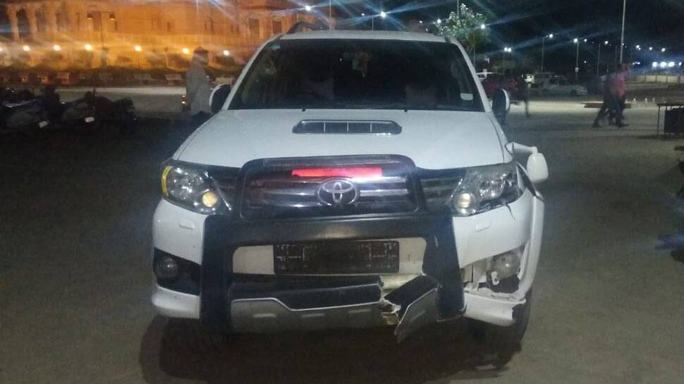 bike hit by hardik patel car near chotila-rajkot highway ચોટીલા-રાજકોટ હાઈવે પર હાર્દિક પટેલની કારે બાઇક ચાલકને લીધો અડફેટે, જાણો પછી શું થયું....