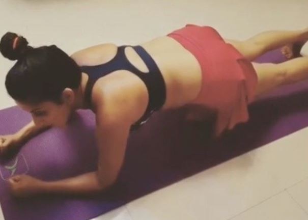  Monalisa share Hot exercise video on Instagram મોનાલિસાએ શેર કર્યો એક્સરસાઈઝ કરતો હોટ વીડિયો, સોશિયલ મીડિયામાં થઈ રહ્યો છે વાયરલ