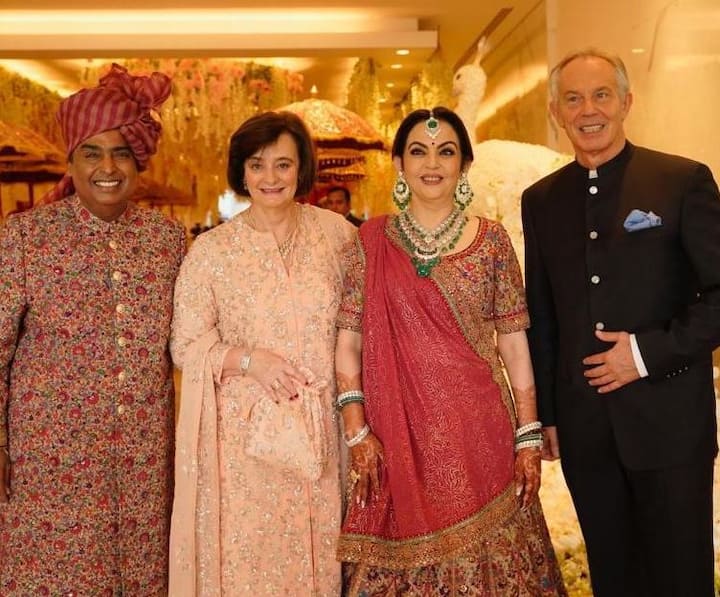 બ્રિટનના ભૂતપૂર્વ વડાપ્રધાન ટોની બ્લેર અને તેના પત્ની ચેરી બ્લેર સાથે મુકેશ અંબાણી અને નીતા અંબાણી