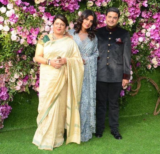 પ્રિયંકા ચોપરા માતા અને ભાઈ સાથે લગ્નમાં હાજર રહી.