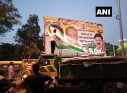 આચાર સંહિતા લાગુ થતાં જ નેતાઓના પૉસ્ટરો ટપોટપ ઉતરવા લાગ્યા, જુઓ તસવીરો