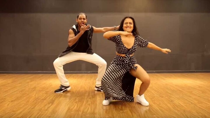 watch a viral video of neha kakkar dance on aankh marey આ સિંગરે કર્યો એવો ડાન્સ, 8 કરોડથી વધારે વાર જોવાયો VIDEO