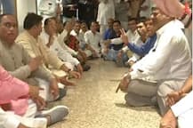 કોંગ્રેસે વિધાનસભાના અધ્યક્ષની ઓફિસ બહાર ધરણાં કરી બોલાવી રામધૂન, જાણો વિગત